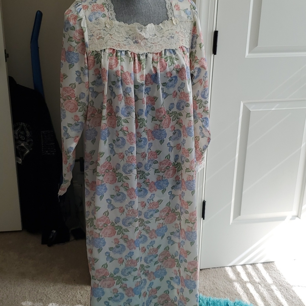 women's Erika Taylor intimates nightgown sz s